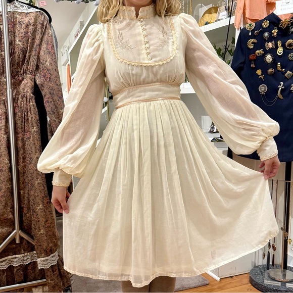 Gunne Sax Dresses & Skirts - 1970s Vintage Gunne Sax by Jessica McClintock Cream Balloon Sleeve Dress Size 9
